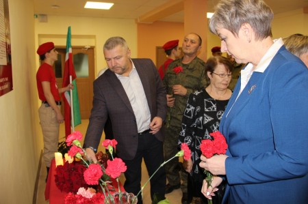 В школе № 2 открыли мемориал в честь погибшего воина Андрея Тукмачева копия