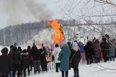 Камполянцы проводили зиму Масленицей