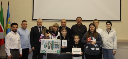 Депутаты приняли участие в акции «Елка желаний»: дети получили долгожданные подарки к Новому году