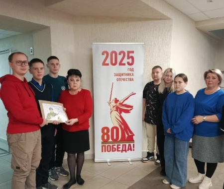 Поддержка, которая согревает сердца: молодежь Камских Полян передала теплые письма на фронт