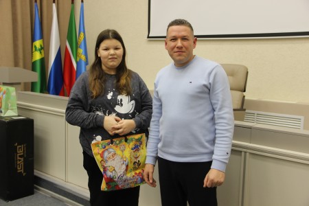 Депутаты приняли участие в акции «Елка желаний»: дети получили долгожданные подарки к Новому году