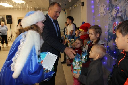 Депутат Госдумы РФ поздравил камполянских детей