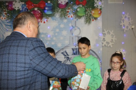 Депутат Госдумы РФ поздравил камполянских детей