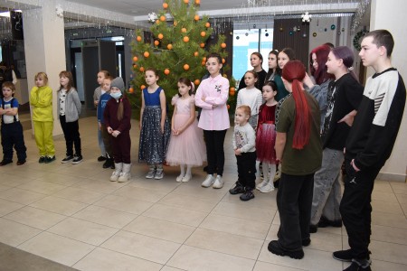 Участник СВО поздравил юных камполянцев с наступающими праздниками